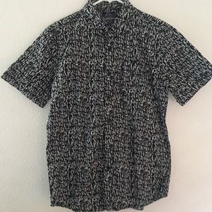 BLACK/WHITE BUTTON UP
